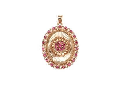 PENDENTIF 
ovale avec un dessin végétal orné...