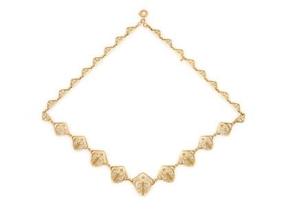COLLIER
retenant un dessin géométrique filaire....