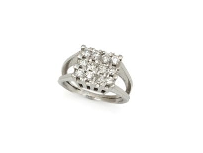 BAGUE 
présentant un plateau carré pavé de...