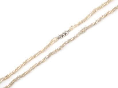COLLIER
retenant trois rangs de perles probablement...
