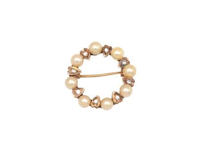 BROCHE
de forme circulaire retenant une alternance...