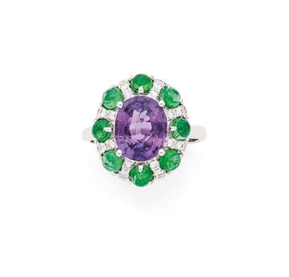 BAGUE
retenant en son centre un saphir violet...