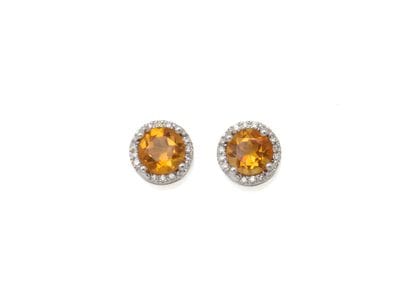 PAIRE DE PUCES D'OREILLES
retenant en son...
