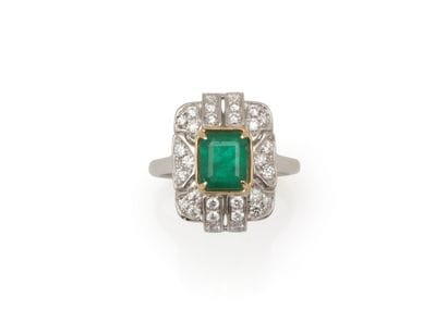 BAGUE 
retenant une émeraude rectangulaire...