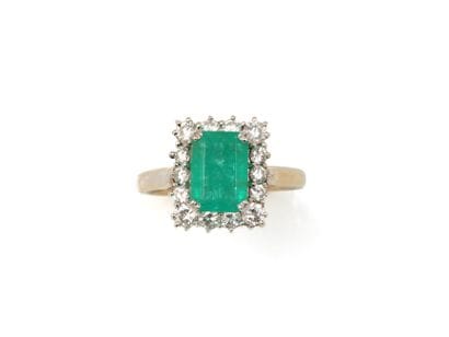 BAGUE 
retenant une émeraude rectangulaire...