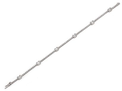 BRACELET LIGNE
retenant des diamants ronds...