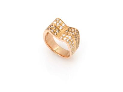 BAGUE 
en forme de V pavée de diamants blancs...