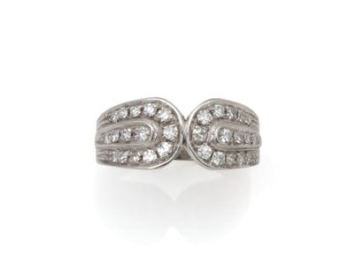BAGUE 
retenant des lignes de diamants ronds...