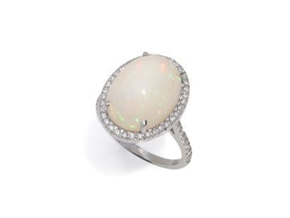 BAGUE 
retenant une opale cabochon de 5.43...