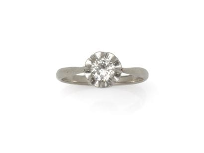 SOLITAIRE
retenant un diamant rond taille...
