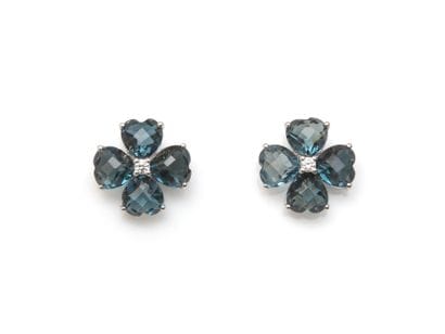PAIRE DE PUCES D'OREILLES
présentant une...
