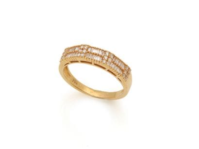 BAGUE 
retenant deux lignes de diamants ronds...