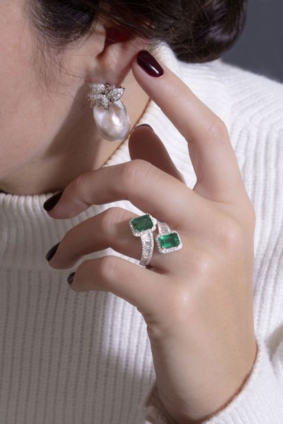 PAIRE DE BOUCLES D'OREILLES
à décor végétal...