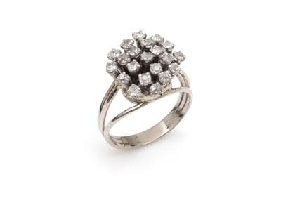 BAGUE
de forme circulaire pavée de diamants...
