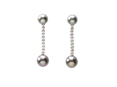 PAIRE DE BOUCLES D'OREILLES
ornée de deux...