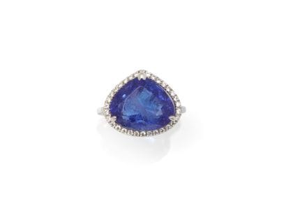 BAGUE
retenant une tanzanite poire de 11.12...