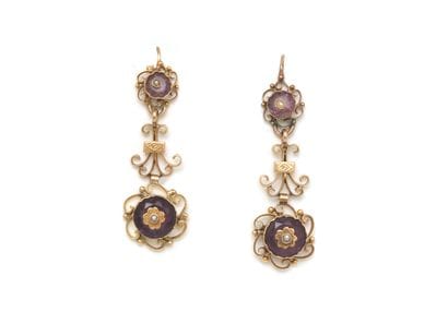 PAIRE DE BOUCLES D'OREILLES
à décor végétal...