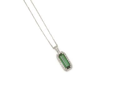 PENDENTIF
retenant une tourmaline dans un...