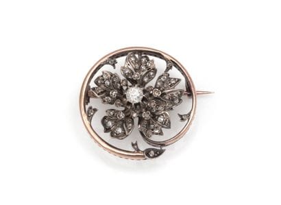 BROCHE 
circulaire à motif floral retenant...