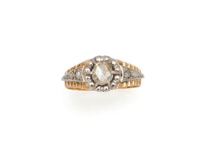 BAGUE
retenant en son centre un diamant taille...