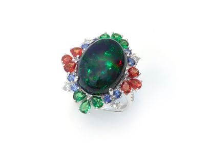 BAGUE 
retenant en son centre une opale cabochon...