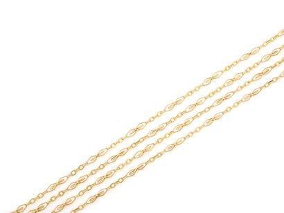 COLLIER
retenant une chaîne à maillons géométriques....
