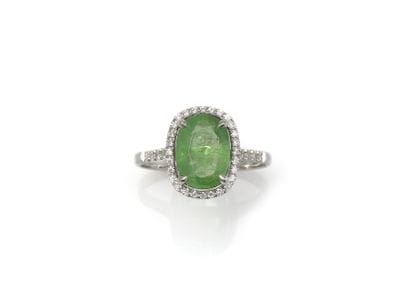 BAGUE 
retenant en son centre un grenat tsavorite...