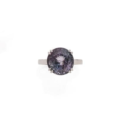 BAGUE
retenant une tanzanite ronde de 8.31...