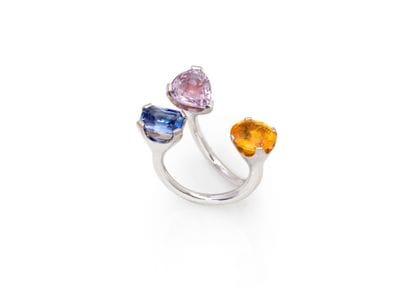 BAGUE
semi-ouverte retenant un saphir, un...