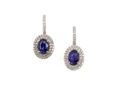 PAIRE DE BOUCLES D'OREILLES
retenant un saphir...