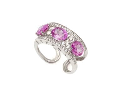 BAGUE 
présentant un bandeau orné de trois...