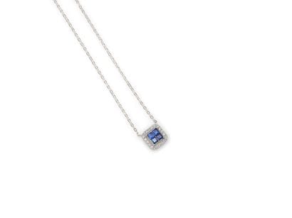 COLLIER
présentant une forme carrée retenant...
