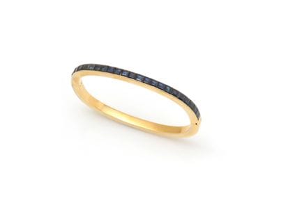 BRACELET JONC 
retenant une ligne de saphirs...
