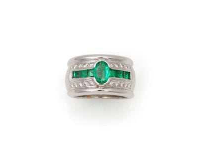 BAGUE 
retenant en son centre une émeraude...