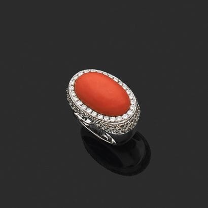 BAGUE
retenant un cabochon de corail (accident)...