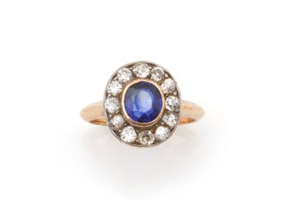 BAGUE 
retenant en son centre un saphir dans...