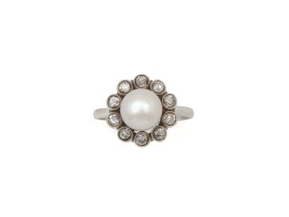 BAGUE 
présentant une fleur avec en son centre...