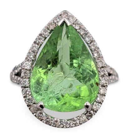 BAGUE
retenant en son centre une tourmaline...