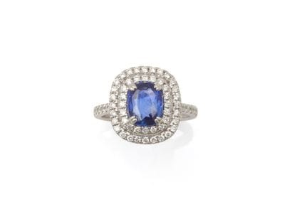 BAGUE 
retenant un saphir rectangulaire de...