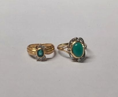 LOT including :

- 1 gold and emerald ring,...