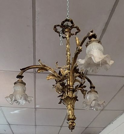 LUSTRE en bronze ciselé et doré, trois lumières

Style...