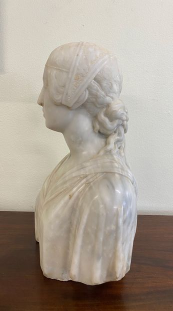 Woman's bust in alabaster

H : 32 cm