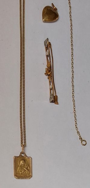 LOT de bijoux en or comprenant :

- chaîne...
