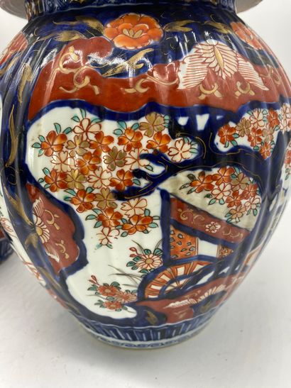 IMARI

Two covered potiches, chimera-shaped...