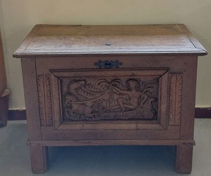 Natural wood COFFRE with carved front

H...