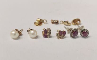 LOT including : 

- 1 pair of gold and pearl...