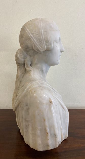 Woman's bust in alabaster

H : 32 cm