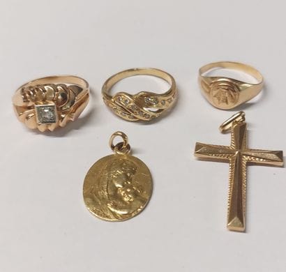 LOT OF GOLD JEWELRY including :

- 2 rings

-...