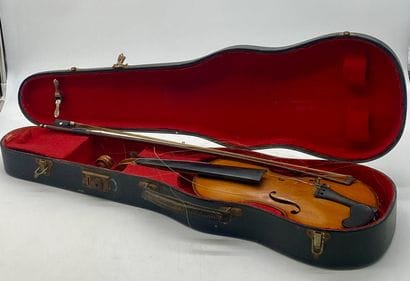 VIOLIN and its bow

In its case

L : 30,7...