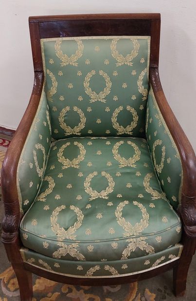 BERGERE en placage d'acajou et acajou sculpté,...